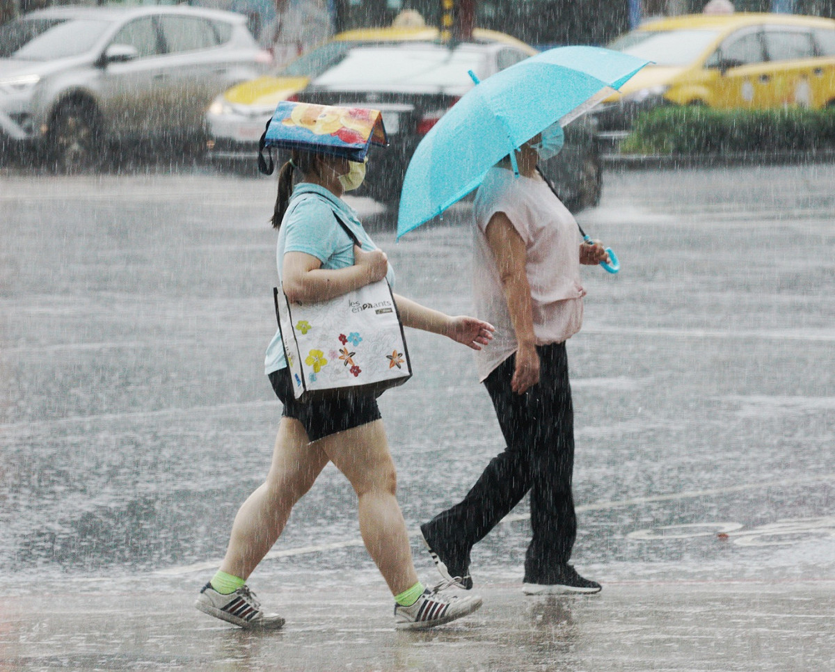 氣象局表示，今日各地山區、近山區及中南部平地仍要留意午後雷雨。 圖：張良一/攝
