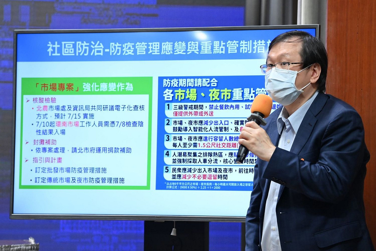 衛福部疾病管制署副署長暨疫情指揮中心發言人莊人祥在行政院會後記者會說明「COVID-19疫情現況及應處作為專案報告」。 圖：行政院提供