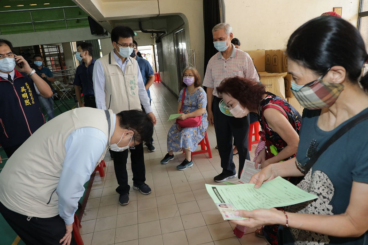 台南市東區大型施打站今天起連續3天開打，每天可以接種3千人，市長黃偉哲鞠躬感謝市民耐心等候配合。 圖：台南市府提供。