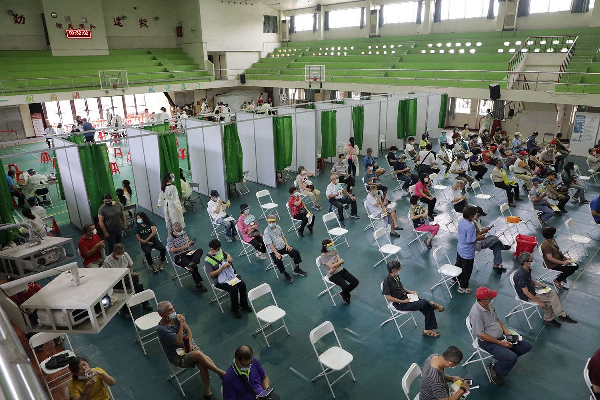 今天是65歲以上民眾用「台南打疫苗」Line預約實際接種的第一天，在東區大型施打站，因現場有分流、分時段登記，並無造成擁擠現象。 圖：台南市府提供