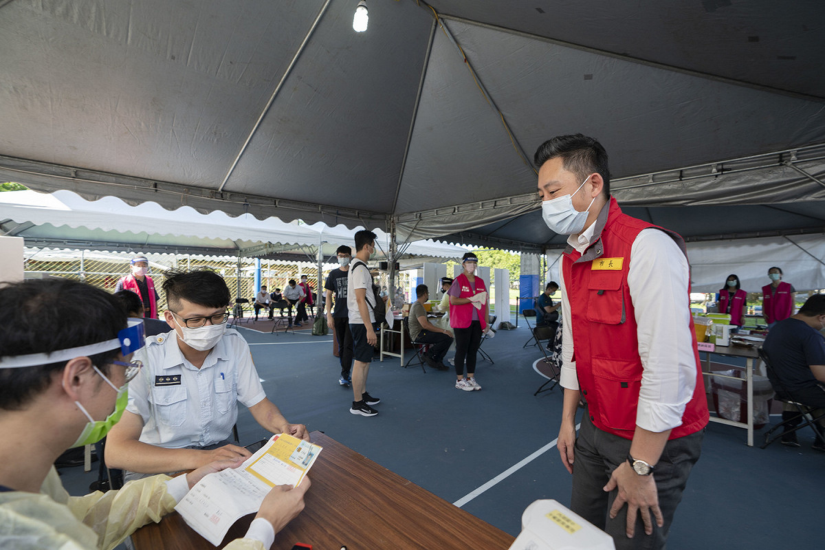 市長日前視察長輩接種疫苗。（資料照片） 圖：新竹市政府提供