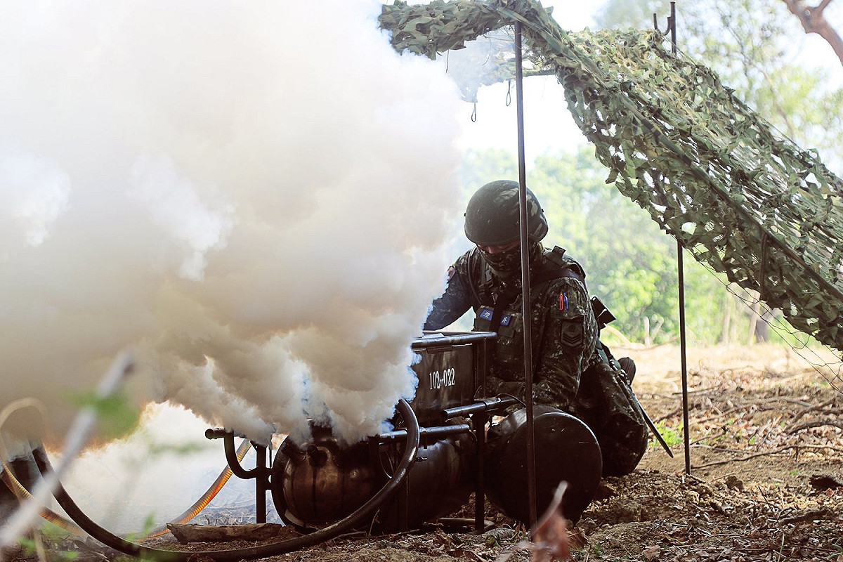 陸軍化學兵「煙幕營」官兵操作「M3A3發煙器」定點施放。 圖：翻攝中華民國陸軍臉書