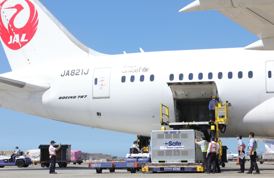 日本提供的113萬劑AZ疫苗，今日抵達桃園國際機場。 圖：指揮中心／提供