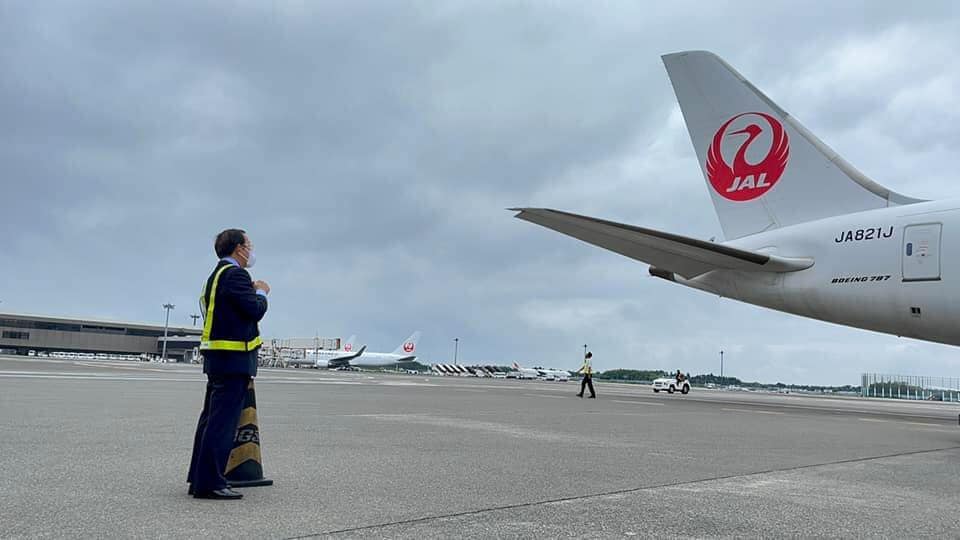 駐日代表謝長廷昨（8）日前往成田機場目送113萬劑AZ疫苗離開日本。 圖：翻攝自謝長廷臉書