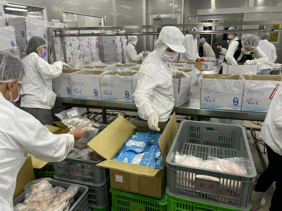 「揀到海量海味箱」包裝過程。 圖：高市海洋局提供