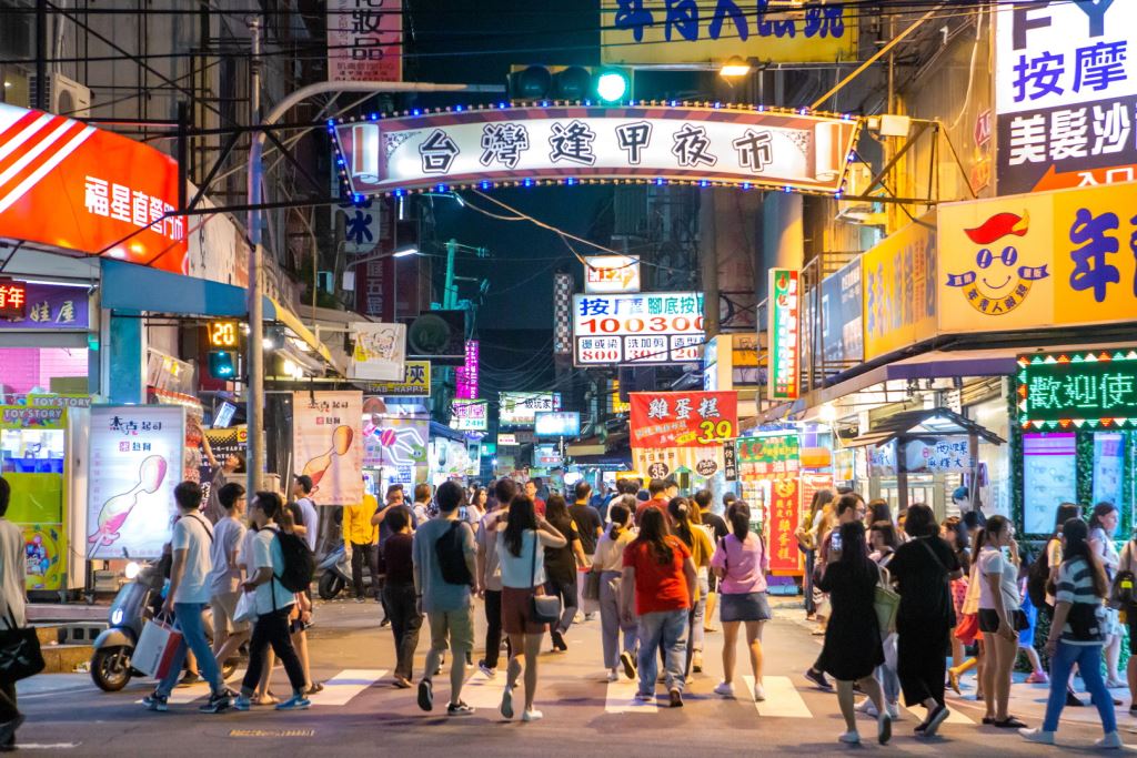台中夜市「穩健解封」、「漸進鬆綁」，但仍禁內用、試吃、邊走邊吃。 台中市政府/提供(資料照片)