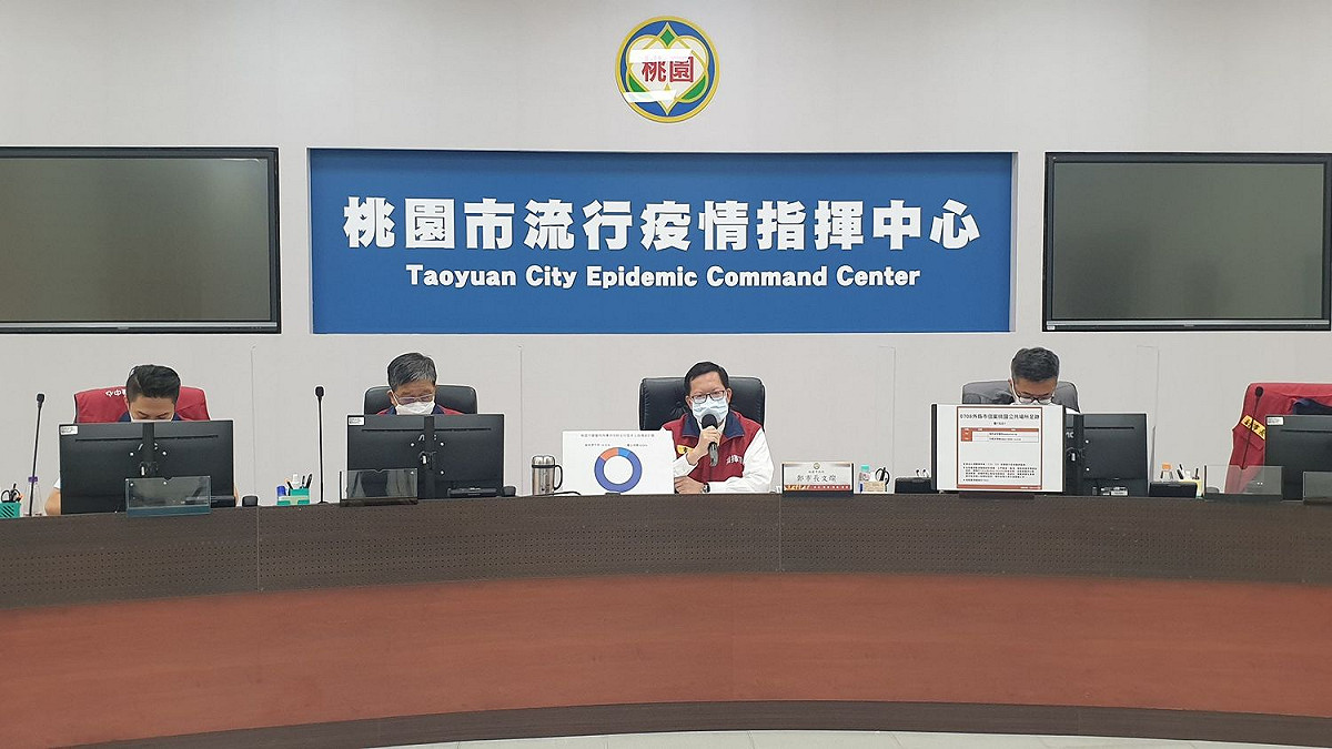 桃園市長鄭文燦今（8）天下午的疫情說明記者會說明，經過各局處討論，桃園市內的餐廳等維持只能外帶，至於4大夜市12日以後將開放營運，但也僅能外帶。 圖：桃園市政府提供