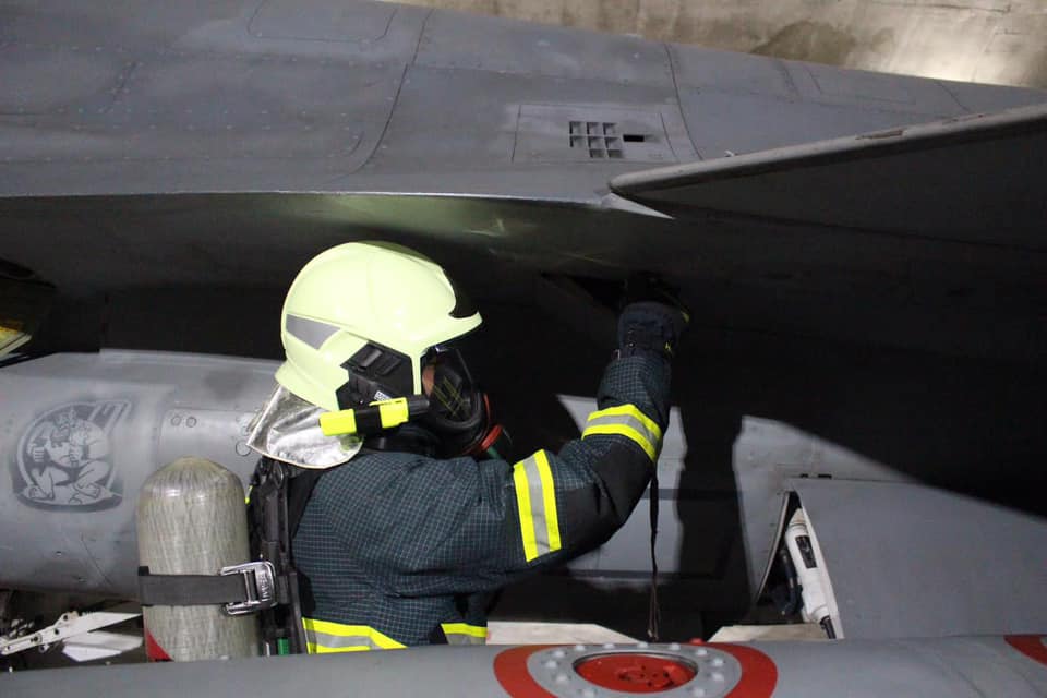 空軍第五聯隊第五基勤大隊執行「夜間消防搶救演練」。 圖：翻攝中華民國空軍臉書