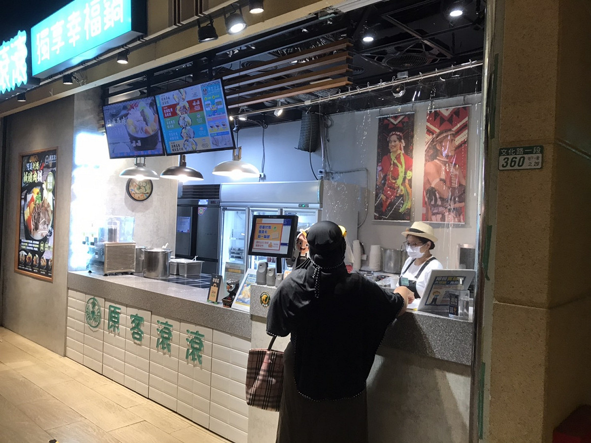 商家、服務業者透過裝設PVC門簾，分隔室內外或前後櫃台空間，有效阻隔飛沫傳播及冷氣外洩 圖：新北市經發局提供