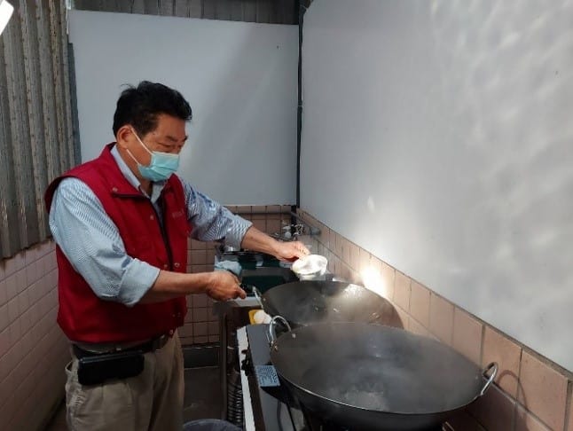獸醫師彭明發親自為毛寶貝下廚烹者鮮食餐。 圖：新北市動保處提供
