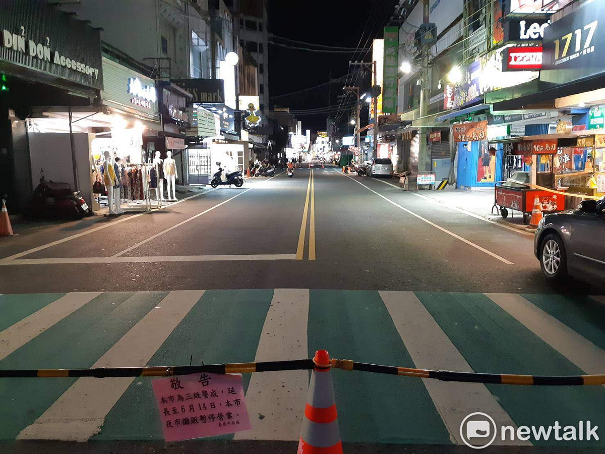 疫情嚴峻期間，嘉義市知名文化路夜市經常空蕩蕩。 圖：蔡坤龍/攝