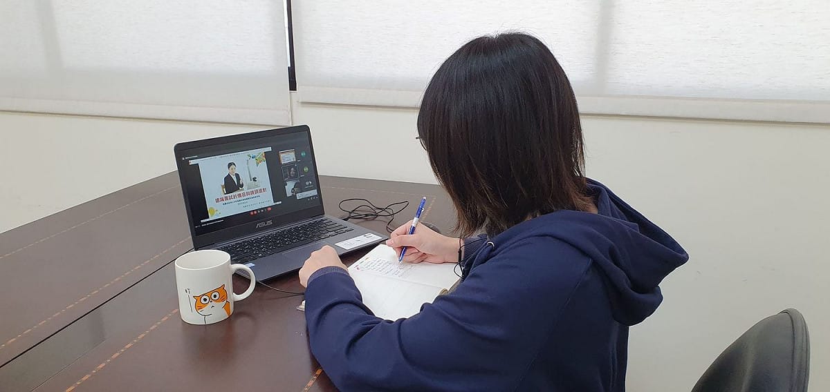 由專業講師線上直播授課，讓民眾於居家防疫期間持續培植就業競爭力，順利接軌就業。 台中市政府/提供
