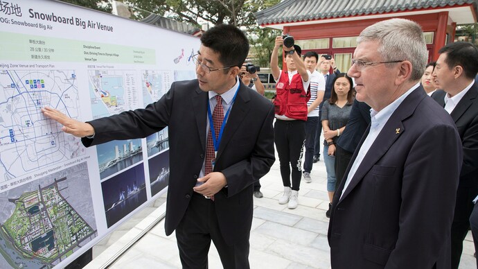 中國北京將主辦2022年冬季奧運，籌備期間，相關人員正向奧會主席巴赫（右）說明，現在已經確定遭到歐洲議會抵制。 圖：翻攝自奧委會官網