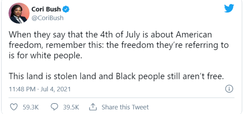 事情的起因，是美國國會議員及黑人社會活動家克里·布希在美國獨立日當天發布了一條推文說，這天所代表的美國自由，是屬於白人的，美國的土地是從原住民那偷來的，美國黑人還沒有贏得自由。 圖：翻攝自推特