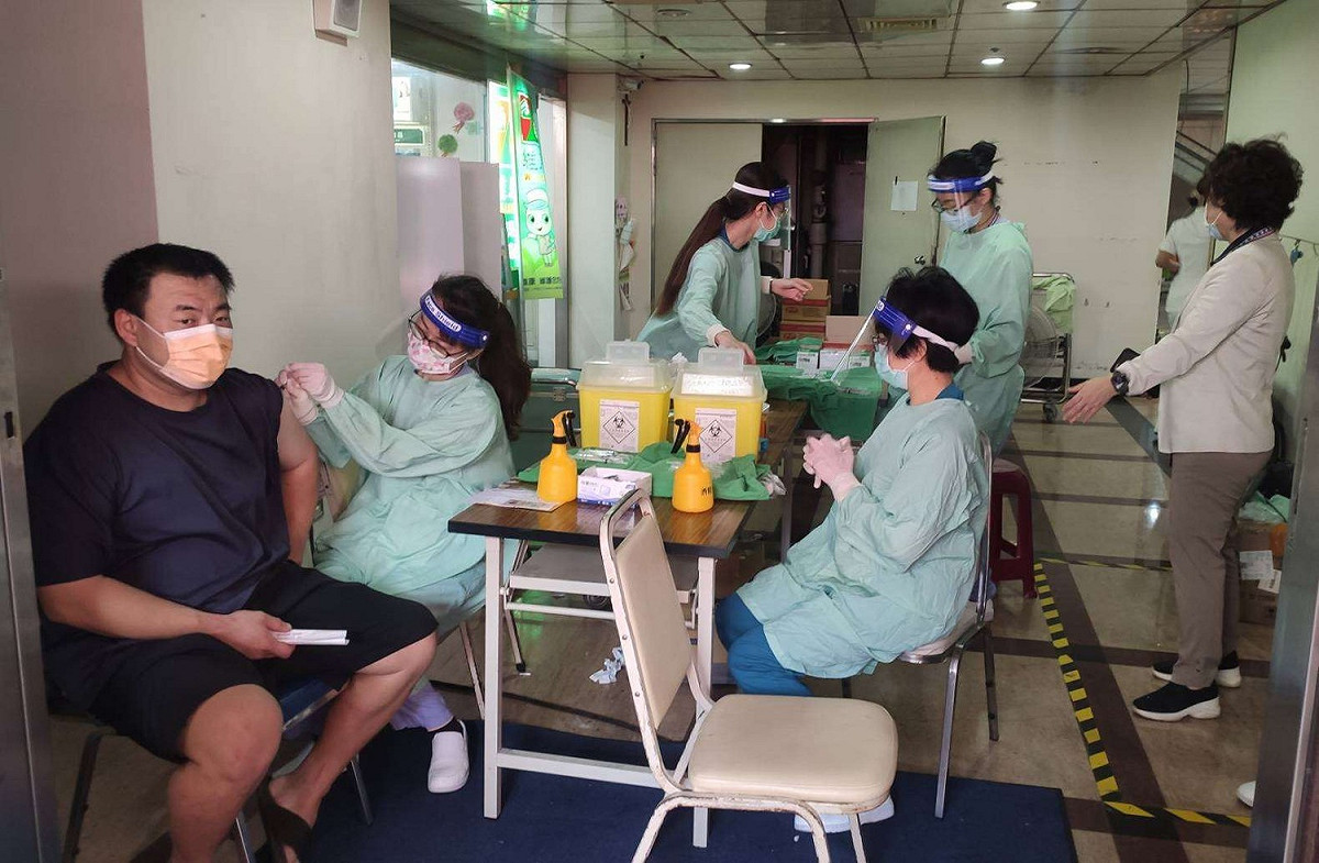 雲林縣第2波莫德納疫苗開打，民眾對莫德納疫苗施打意願高，虎尾鎮公所表示，有機會突破上一波9成施打率。(示意圖) 圖：雲林縣政府提供