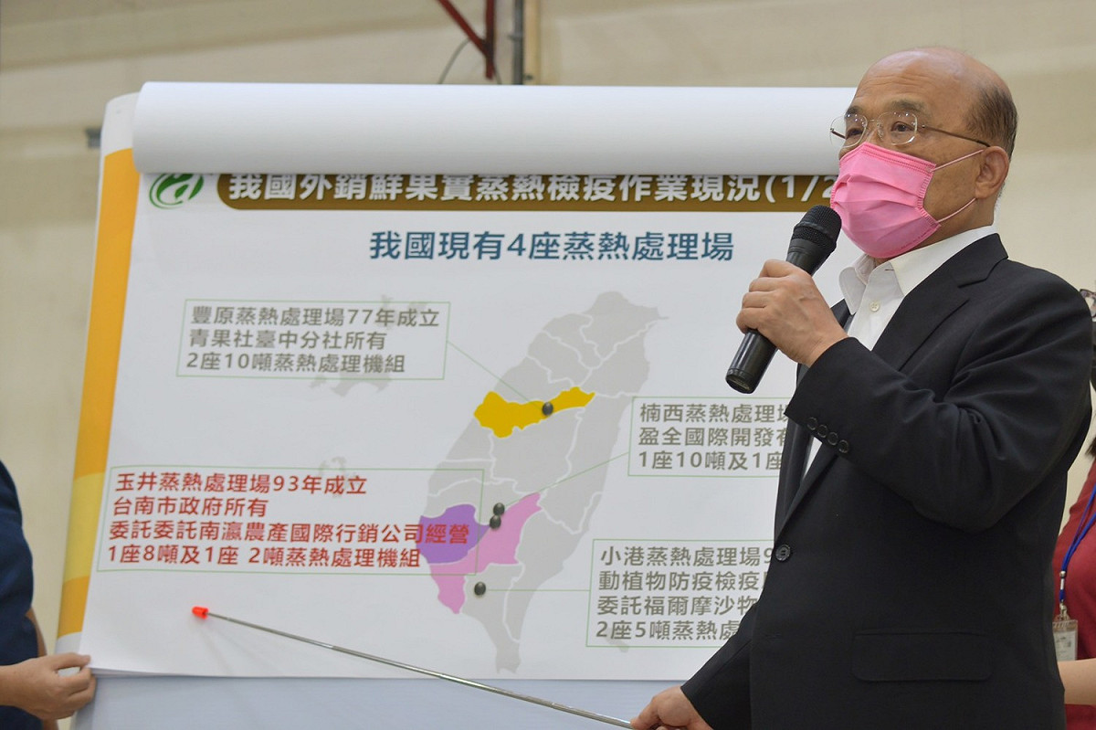 行政院長蘇貞昌今（9）天上午視察台南玉井芒果外銷檢疫作業及農產冷鏈物流中心推動情形。 圖：行政院提供