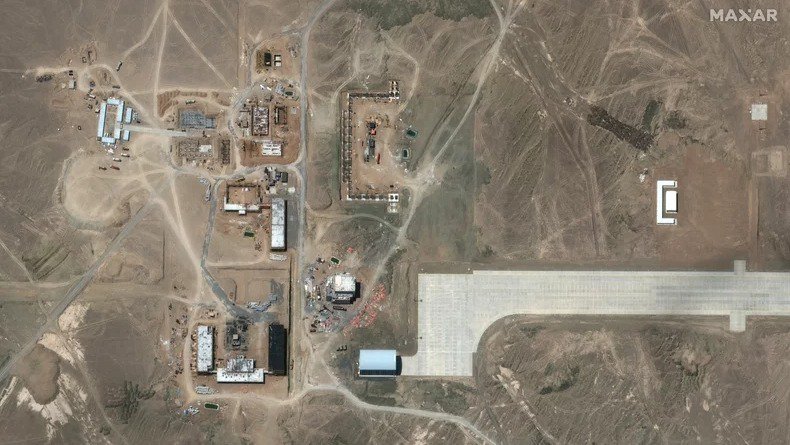 衛星照片顯示，中國正在羅布泊擴建秘密機場。 圖 : 翻攝自Maxar