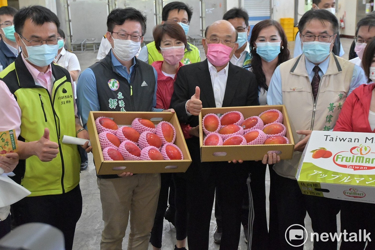 行政院長蘇貞昌視察後，允諾5.6億之計畫經費會儘速辦理玉井冷鏈物流中心，完善台南優質水果的冷鏈基礎設施，並進一步推動外銷機制造福農民。 圖：立委郭國文服務處提供