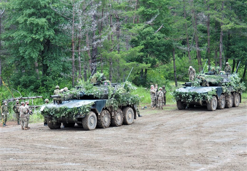 美日「東方之盾」聯合軍演，9日以日本開發使用的「16式機動戰鬥車」為主體，進行步戰聯合實戰訓練。 圖：翻攝陸上自衛隊第14旅團推特