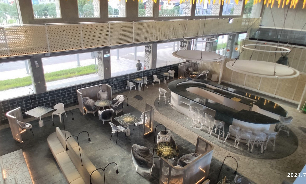 花蓮禮賓室的設計概念就地取材，使用舊站體原本的石材用於地板、牆面、裝飾。 圖：取自交通部臺灣鐵路管理局 TRA 臉書。