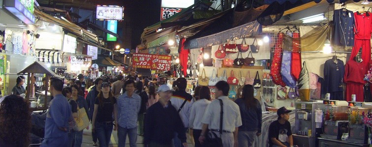 宜蘭羅東夜市不跟進微解封，主要考量到用餐環境不寬廣，維持外帶不內用。 圖：羅東鎮公所提供