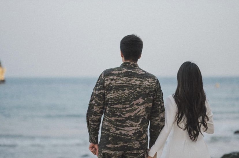 權光珍曬出和未婚妻的背影照。 圖：翻攝自IG