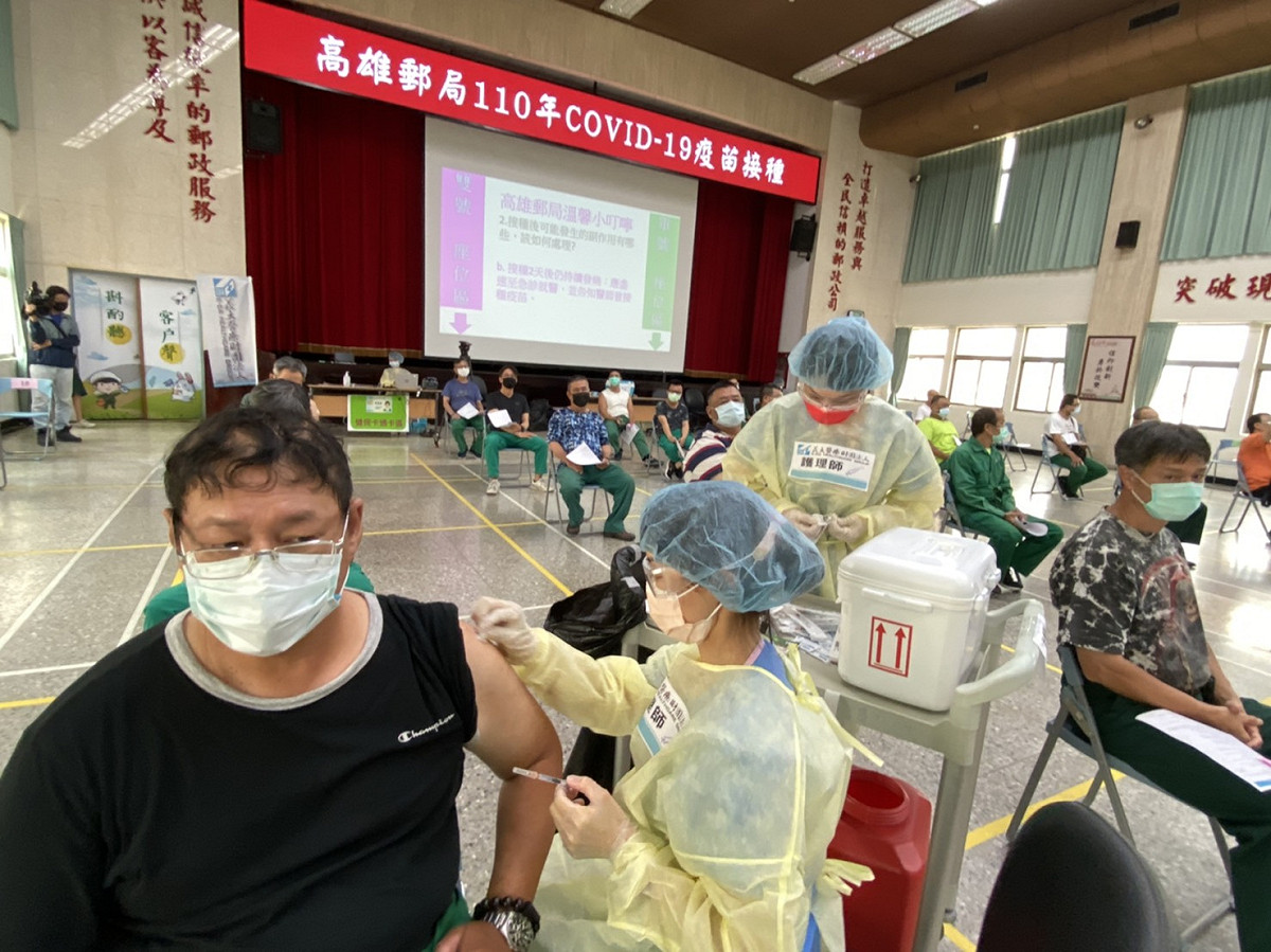 高雄郵局第一線外勤投遞員工今起施打疫苗。 圖：高雄郵局提供