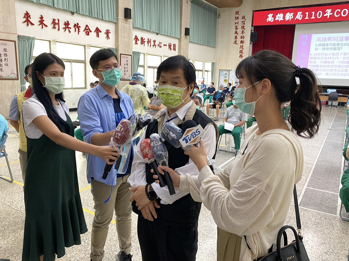交通部常務次長祁文中(右二)。 圖：高雄郵局提供