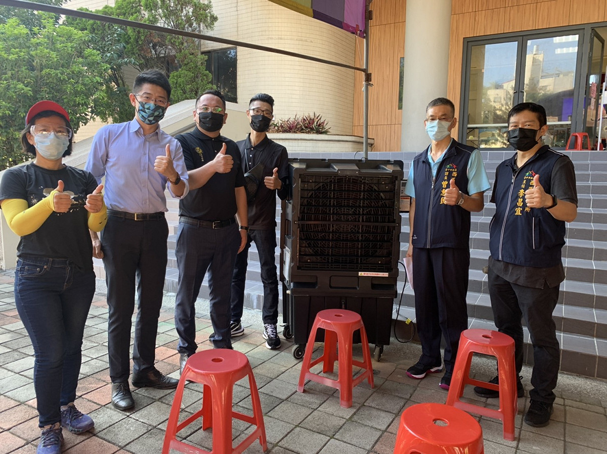 台中市議員黃守達與民間企業提供水冷氣機送到快打站。 市議員黃守達/提供