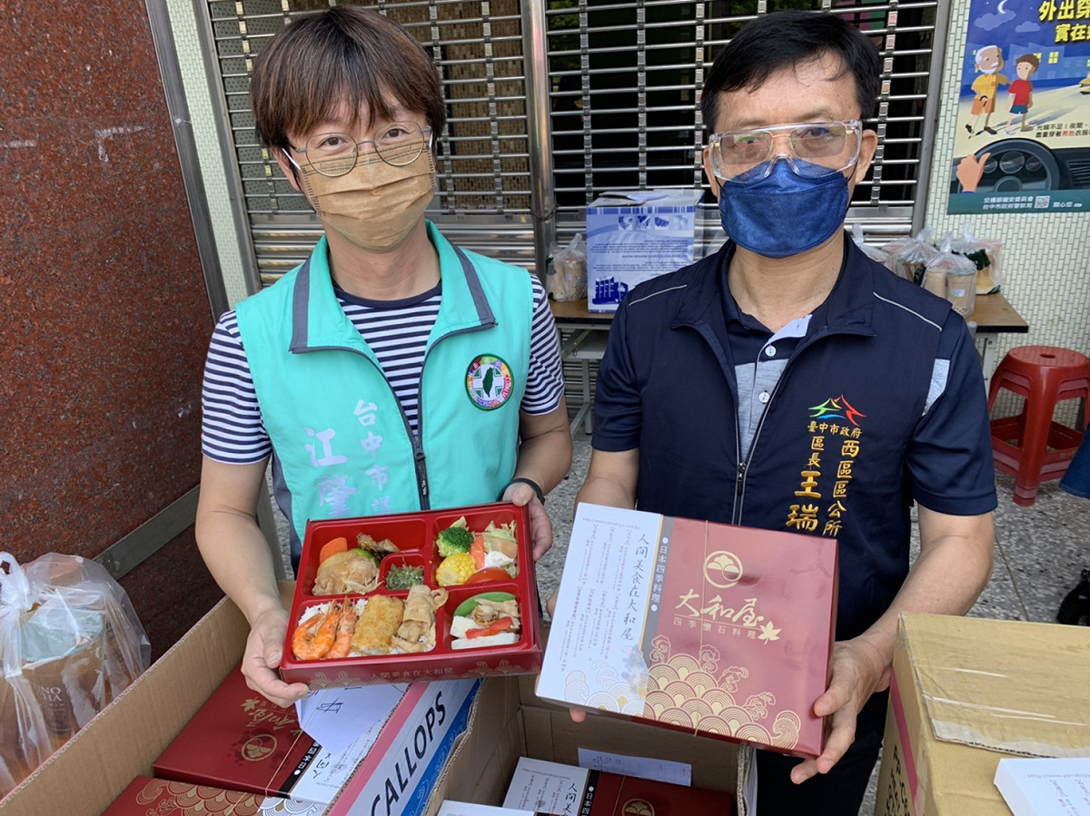 市議員江肇國提供高級懷石便當給快打站工作人員。 市議員江肇國/提供