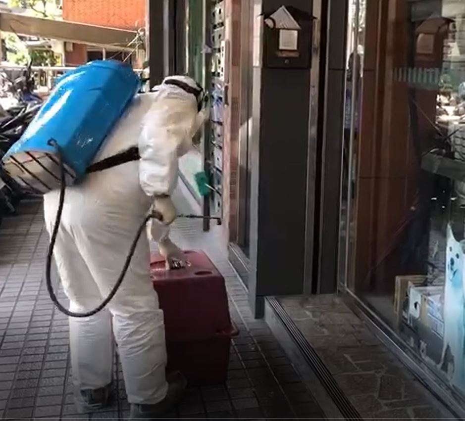 人員穿著防疫裝備及使用噴霧消毒機。  圖：新北市動保處提供