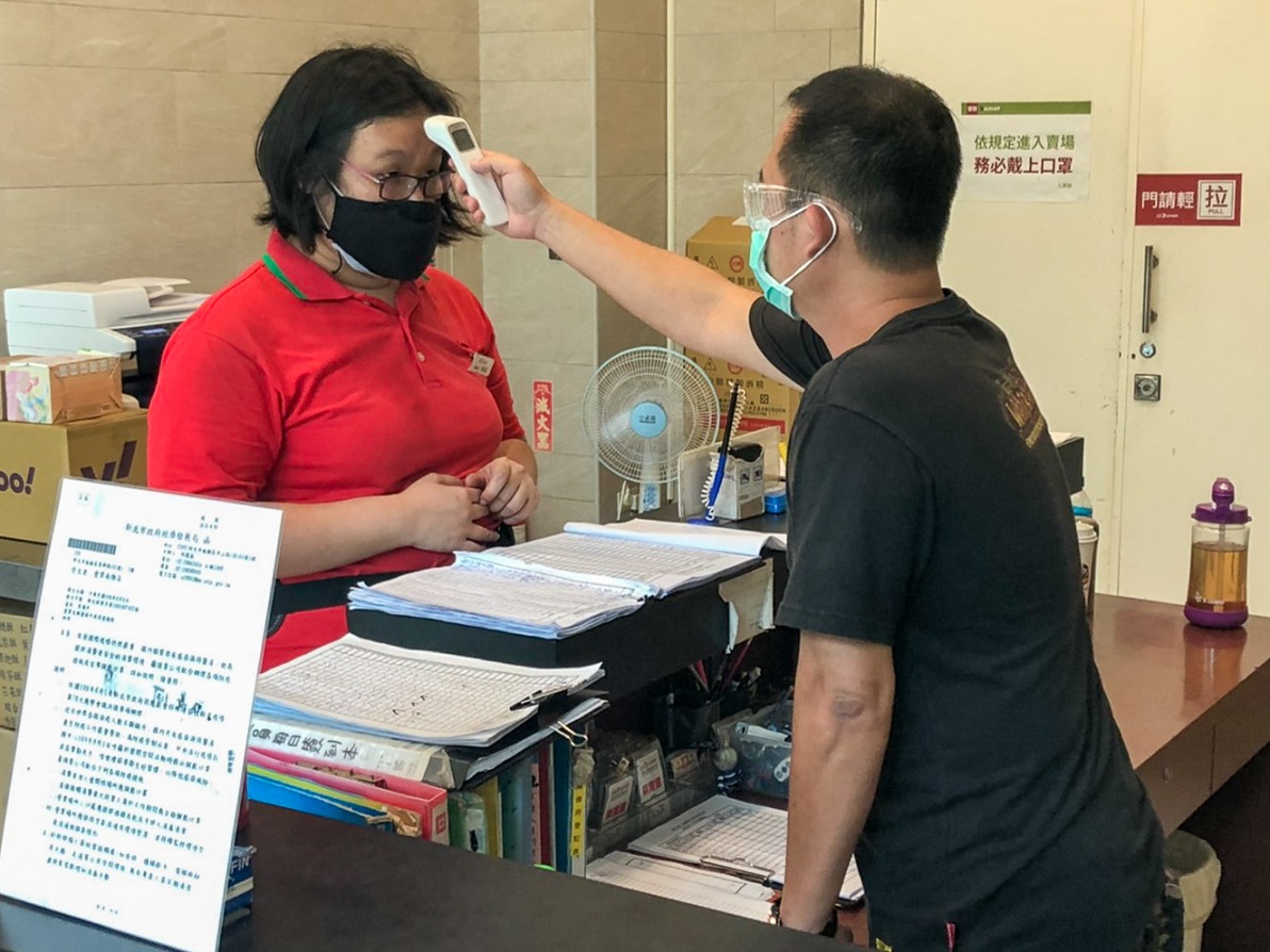 板橋愛買南雅店現場落實實聯制且每日監測員工體溫及是否有呼吸道感染症狀之情形 圖：新北市經發局提供