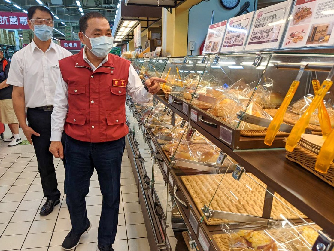 侯友宜7月10日前往賣場「愛買南雅店」，瞭解民生供應賣場防疫與人流管制措施、員工健康監測管理及美食街禁止內用等防疫規定 圖：新北市經發局提供