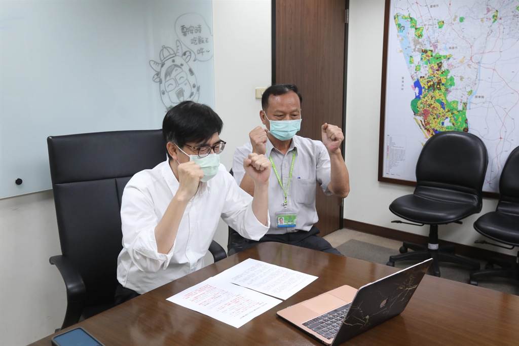 高雄市長陳其邁及消防局長李清秀今透過視訊向受傷的消防隊員家屬表達關心。 圖：翻攝高雄市政府