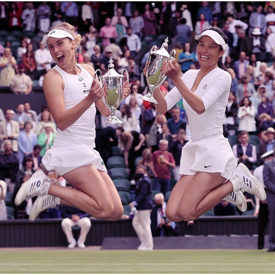 台灣網球好手謝淑薇再創佳績，和比利時搭檔梅丹斯（Elise Mertens）打出一場精彩刺激的逆轉勝球賽，成功拿下溫網女雙冠軍寶座，首度衛冕冠軍。 圖：翻攝自Elise Mertens臉書