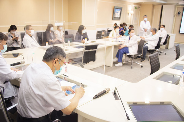 台北市長柯文哲今前往萬芳醫院視察並討論未來醫院外籍看護問題。 圖：翻攝 台北市政府