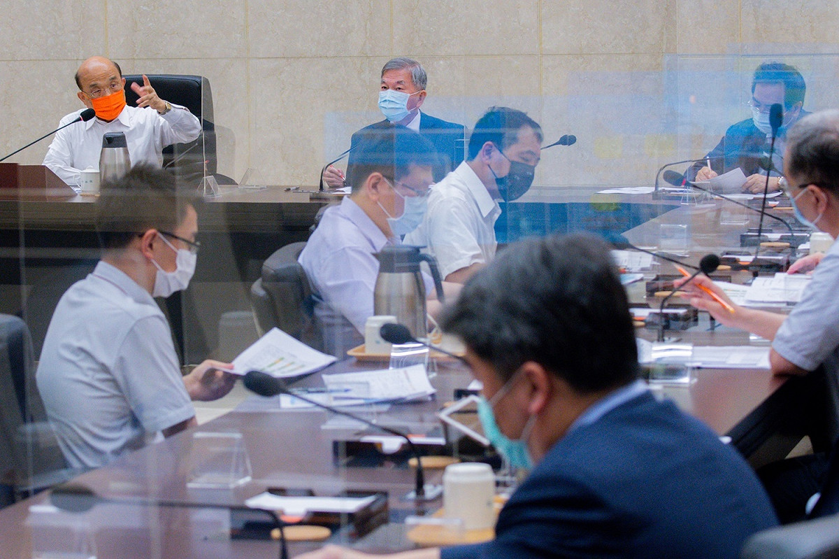 行政院長蘇貞昌12日早召開擴大防疫會議 圖：行政院提供