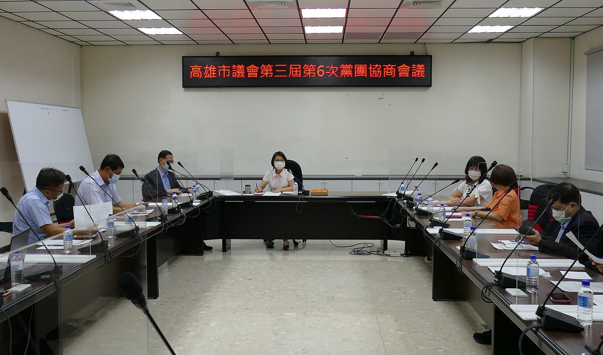高市議長曾麗燕(中)主持黨團協商會議。 圖：高雄市議會提供