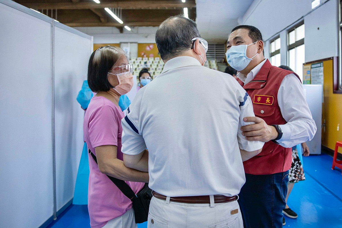 侯友宜親切問候關心長者接種情況 圖：新北市衛生局提供