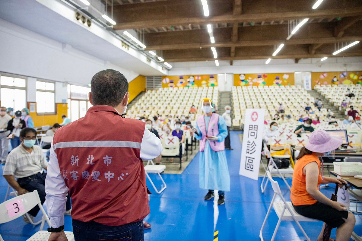 侯友宜感謝接種站工作人員及醫護人員的辛勞 圖：新北市衛生局提供