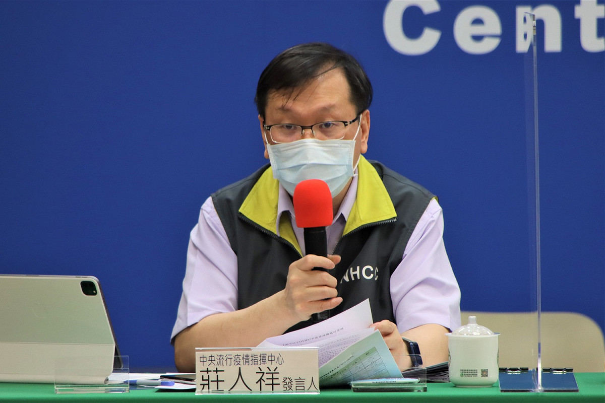 指揮中心發言人莊人祥今日在記者會上說明，目前國內接種AZ疫苗後出現TTS情況的共有13例，最年輕的案例只有22歲。 圖：中央流行疫情指揮中心／提供
