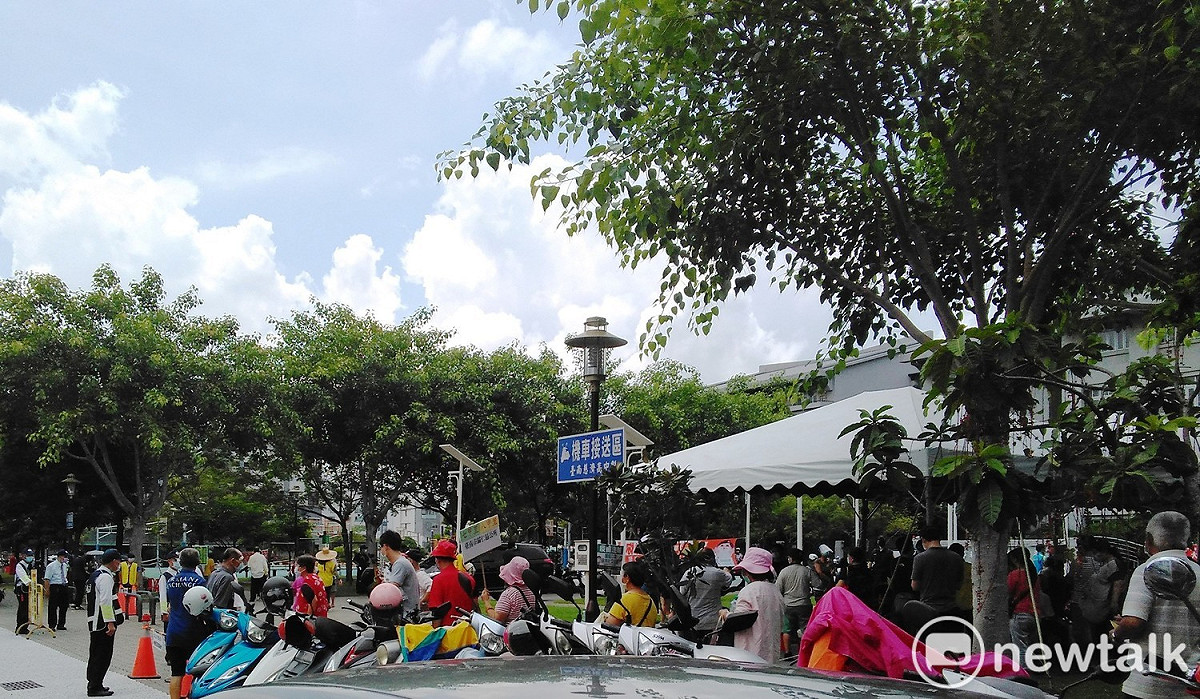 台南市議長郭信良表示，南市政府為了加速推動65歲以上市民接種新冠肺炎疫苗，陸續增設大型接種站，但安排時間過於倉促，處處可見大太陽底下等待接種的排隊亂象，市府決策應更明快，配套應更完整且積極宣傳。 圖：台南市議會提供