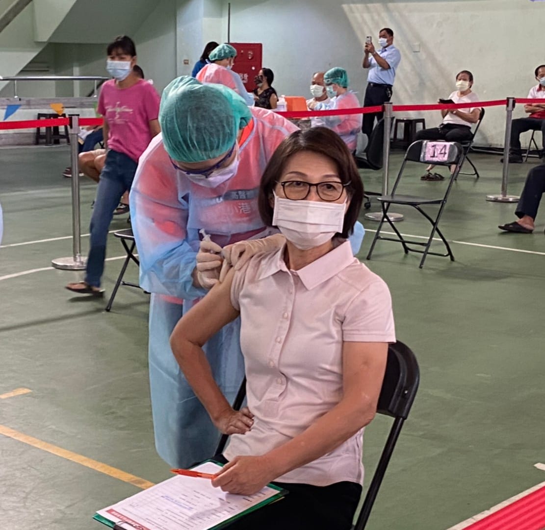曾麗燕照規定接種新冠疫苗。 圖：高雄市議會提供