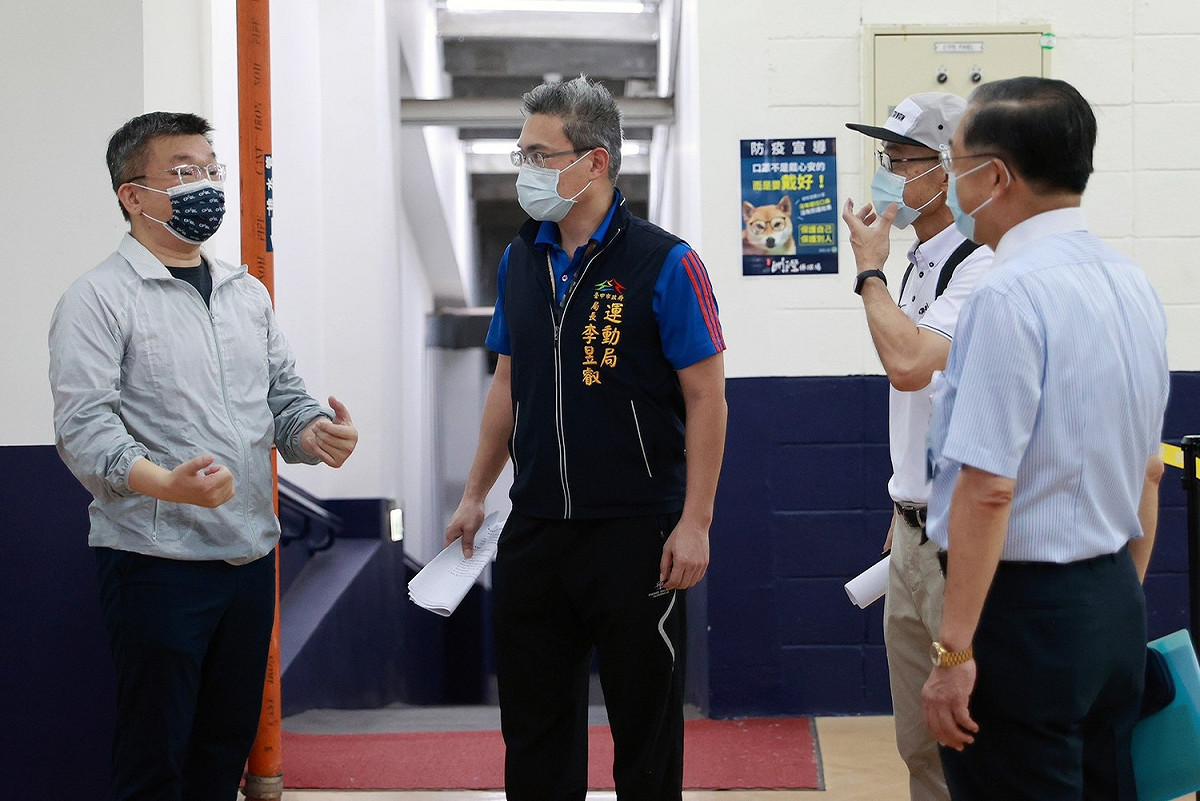 中職會長蔡其昌、秘書長楊清瓏今日與台中運動局長李昱叡、衛福部中區傳染病防治醫療網指揮官黃高彬等人前往洲際棒球場召開防疫會議，透過實地會勘確保賽事落實防疫措施。 蔡其昌辦公室/提供