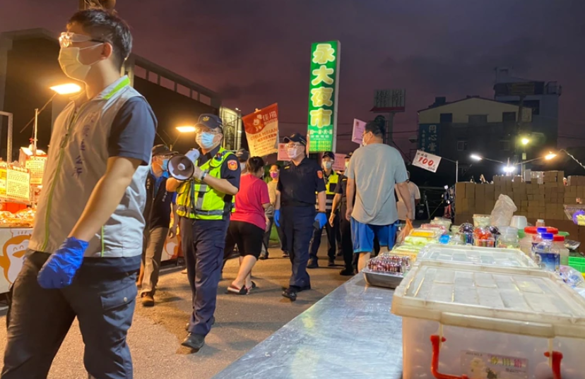 警方動員警力在夜市宣導勿邊走邊吃。 圖：警方提供