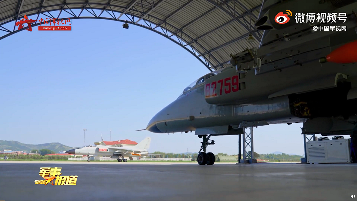 中國北部戰區海軍航空兵某部最近在渤海某海空域，進行跨晝夜低空布雷封鎖、空對空導彈試射等課目訓練。 圖：翻攝自中國軍視網微博