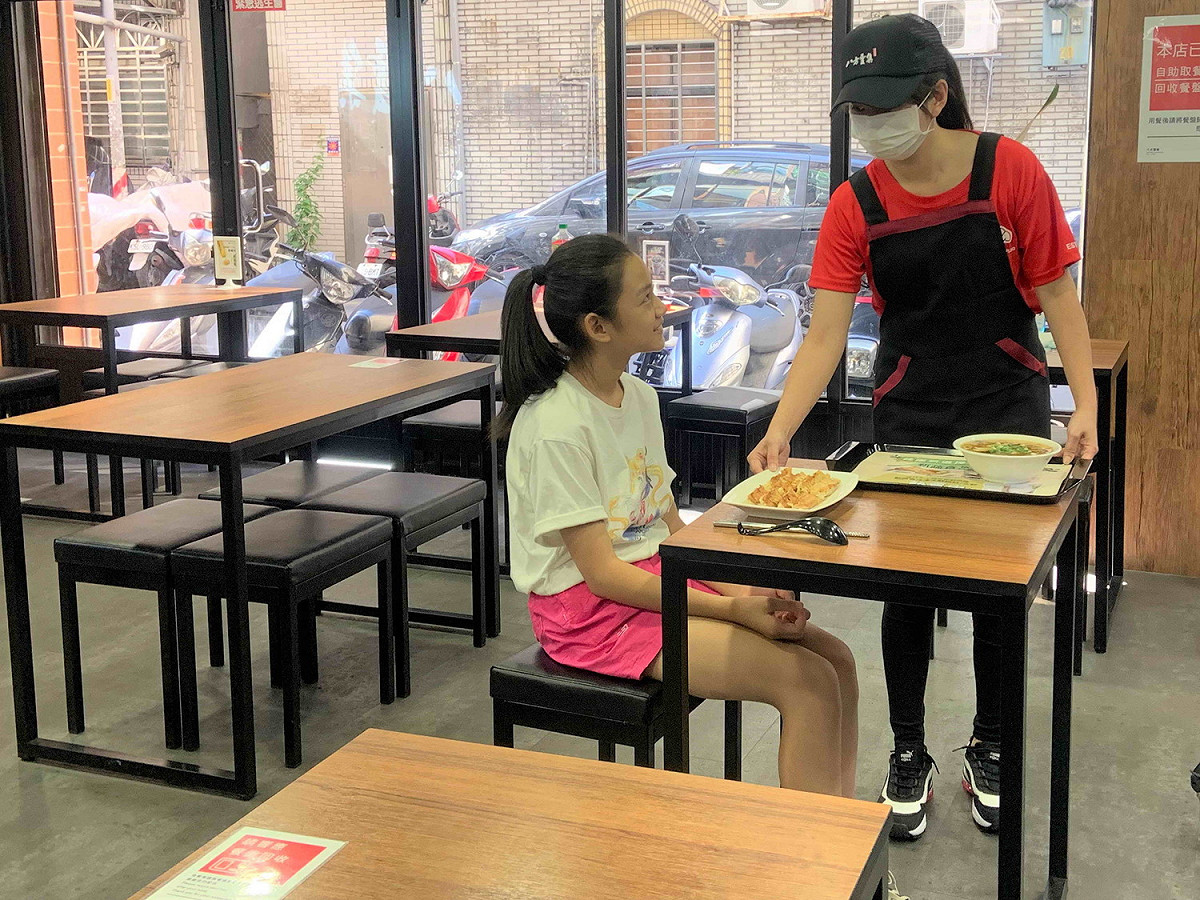 新北市幸福保衛站結合「好日子愛心大平台」實體店面—八方雲集，提供熱騰騰的餐點。 圖：新北市教育局提供