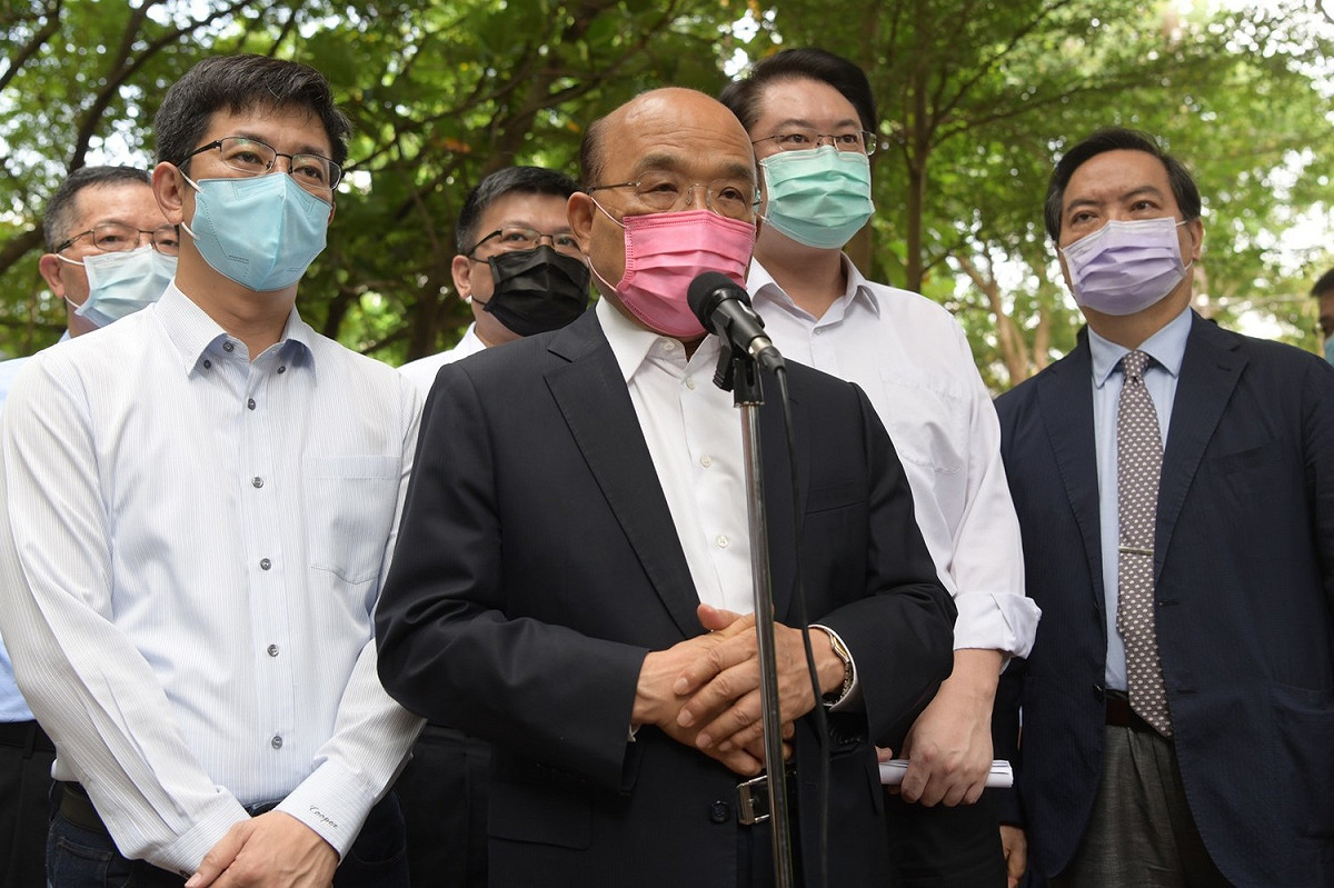 行政院長蘇貞昌今（13）天上午視察基隆市過港路汰換管線工程前受訪。 圖：行政院提供