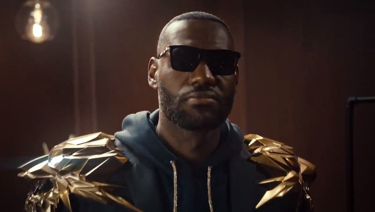 知名吃雞生存遊戲《要塞英雄》與籃球巨星LeBron James合作，推出聯名遊戲造型。 圖：翻攝自LeBron James twitter