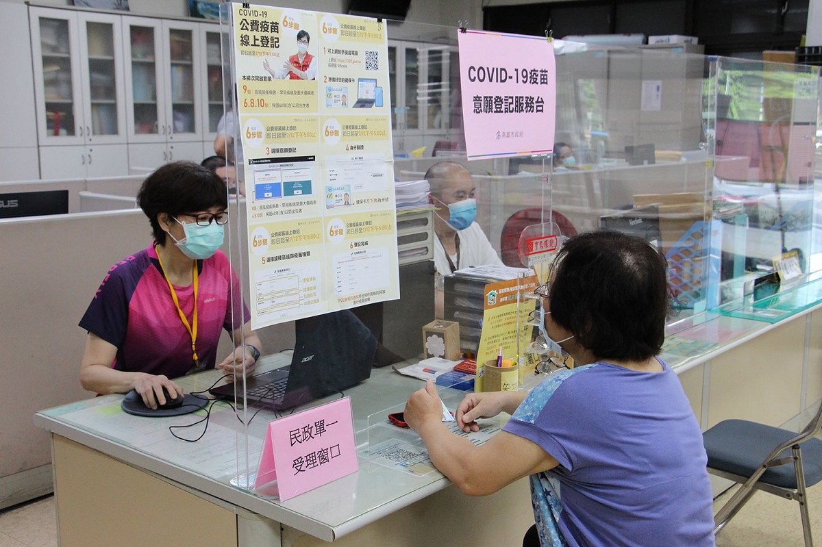 「COVID-19公費疫苗預約平台」正式上線後，不會使用數位平台65歲以上長輩恐難預約。（疫苗預約示意圖） 圖：高雄市政府提供